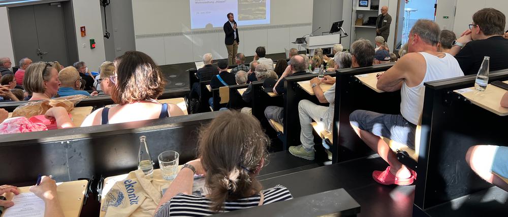 Die BImA lud die Bürger zur Infoveranstaltung über das Neubauvorhaben in Düppel-Süd: Über 150 Menschen kamen in den Hörsaal der Pferde-Klinik der Freien Universität.