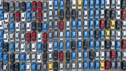 Autos in einem Hafen in China warten auf ihren Export. 