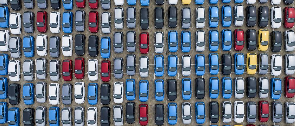 Autos in einem Hafen in China warten auf ihren Export. 