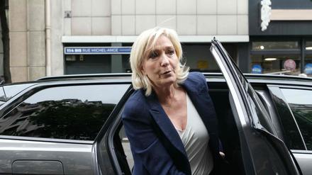 Die ehemalige Vorsitzende der rechtsextremen französischen Parlamentsfraktion Rassemblement National (RN), Marine Le Pen, kommt am 2. Juli 2024 in die Parteizentrale in Paris. 