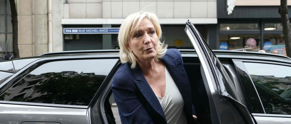 Die ehemalige Vorsitzende der rechtsextremen französischen Parlamentsfraktion Rassemblement National (RN), Marine Le Pen, kommt am 2. Juli 2024 in die Parteizentrale in Paris. 