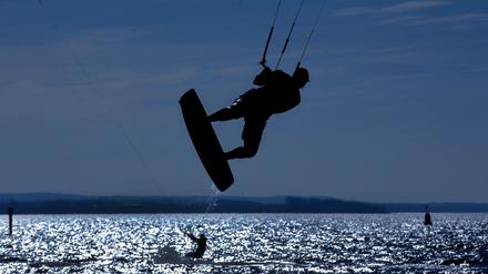 Ein Urlauber verunglückt beim Kitesurfen vor Zingst - Illustration