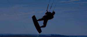 Ein Urlauber verunglückt beim Kitesurfen vor Zingst - Illustration