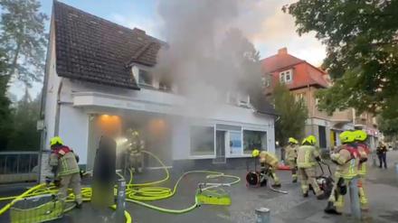 Die Feuerwehr bei Löscharbeiten am Maximiliankorso in Berlin-Reinickendorf