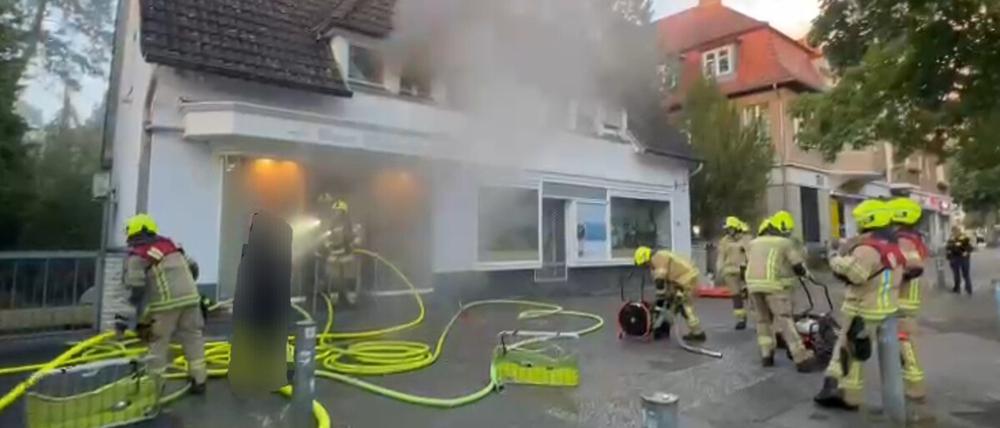 Die Feuerwehr bei Löscharbeiten am Maximiliankorso in Berlin-Reinickendorf