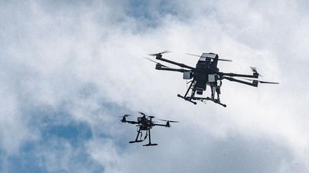 Eine autonom operierende Abwehrdrohne verfolgt eine Angriffsdrohne.