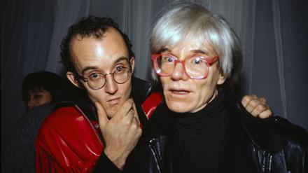1985 fotografierte Nan Goldin das Duo Keith Haring & Andy Warhol im New Yorker Nachtclub Palladium.