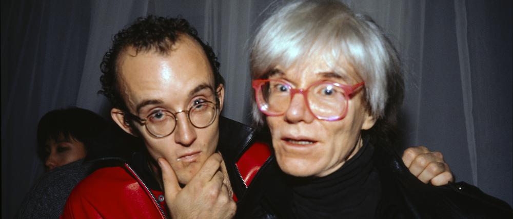 1985 fotografierte Nan Goldin das Duo Keith Haring & Andy Warhol im New Yorker Nachtclub Palladium.