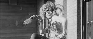 Extravaganter Auftritt der Baroness von Freytag-Loringhoven, etwa 1922.