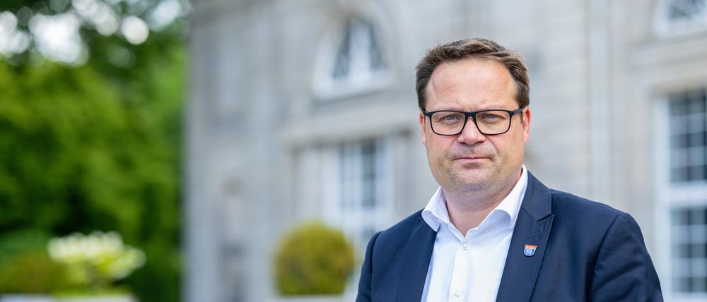 Nordrhein-Westfalen, Bad Oeynhausen: Lars Bökenkröger (CDU), Bürgermeister der Stadt Bad Oeynhausen, steht am Kurhaus der Stadt.