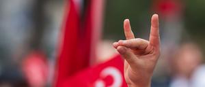 Der Wolfsgruß ist ein Erkennungszeichen der rechtsextremen Grauen Wölfe.