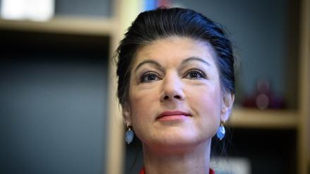 Sahra Wagenknecht steht beim Gründungsakt der Partei „Bündnis Sahra Wagenknecht - für Vernunft und Gerechtigkeit“ (BSW) in einem Berliner Hotel. 