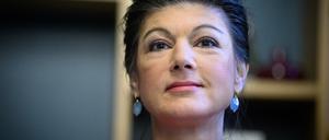 Sahra Wagenknecht steht beim Gründungsakt der Partei „Bündnis Sahra Wagenknecht - für Vernunft und Gerechtigkeit“ (BSW) in einem Berliner Hotel. 