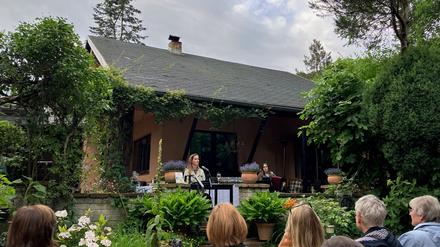 Katja Zinsmeister las im Garten von Christian Heinze.