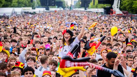 Deutschland-Fans jubeln beim Public Viewing in der Fanzone am Brandenburger Tor.