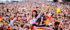 Deutschland-Fans jubeln beim Public Viewing in der Fanzone am Brandenburger Tor.