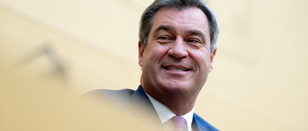 Markus Söder (CSU), Ministerpräsident von Bayern, sitzt im bayerischen Landtag vor seiner Regierungserklärung auf seinem Platz.