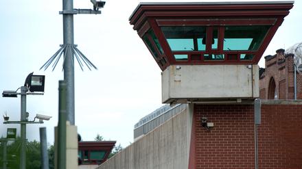 Ein Wachturm überragt die Außenmauer der JVA Tegel, zu der auch die Sicherungsverwahrung gehört.