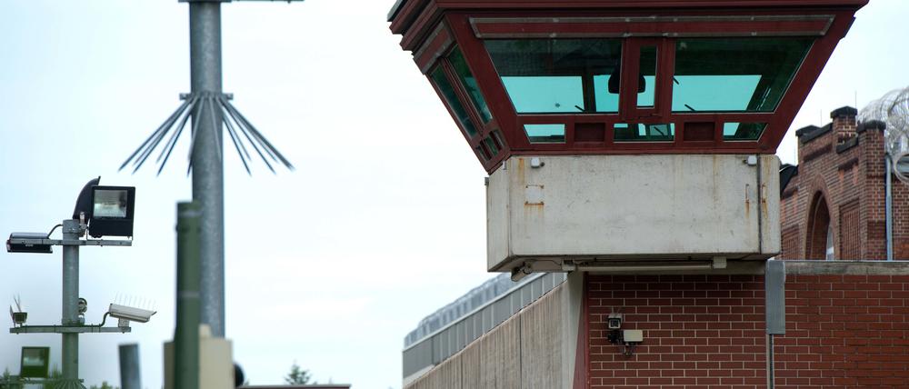 Ein Wachturm überragt die Außenmauer der JVA Tegel, zu der auch die Sicherungsverwahrung gehört.
