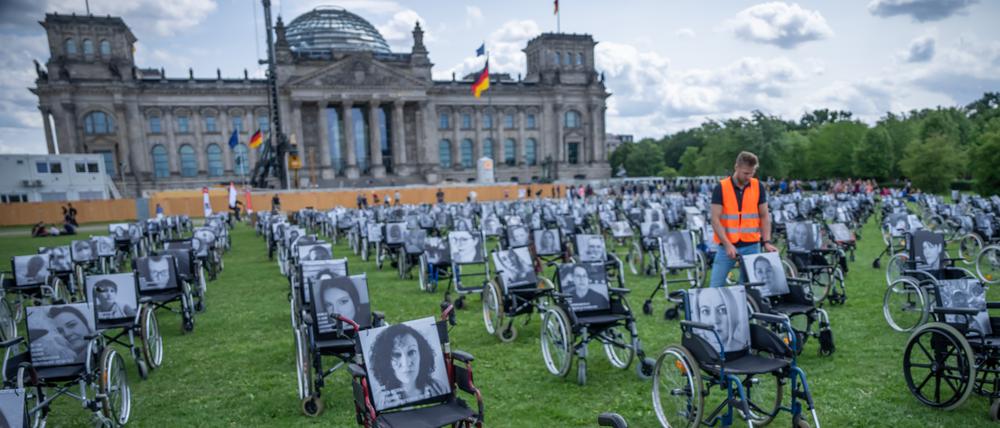Rollstühle mit Bildern und Namen von Long-Covid-, ME/CFS- und Post-Vac- Betroffenen stehen vor dem Reichstagsgebäude. Mit der Aktion will die Organisation „Nichtgenesen“ auf die Schicksale der Betroffenen Langzeiterkrankten hinweisen. (Symbolbild)