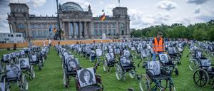 Rollstühle mit Bildern und Namen von Long-Covid-, ME/CFS- und Post-Vac- Betroffenen stehen vor dem Reichstagsgebäude. Mit der Aktion will die Organisation „Nichtgenesen“ auf die Schicksale der Betroffenen Langzeiterkrankten hinweisen. (Symbolbild)