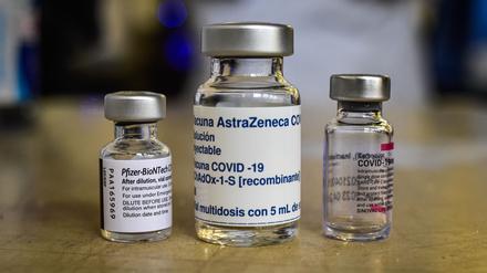 Ampullen der Corona-Impfstoffe von Pfizer, AstraZeneca und CoronaVac.