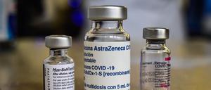 Ampullen der Corona-Impfstoffe von Pfizer, AstraZeneca und CoronaVac.