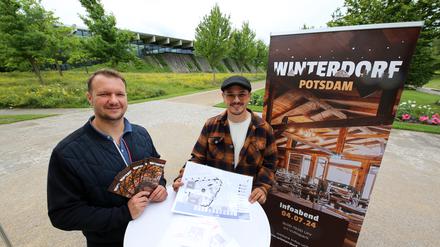 Die Initiatoren Marian Menzel (l.) und Can Aktürk-Bonfini informierten Im Sommer Anwohner über das Winterdorf.