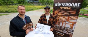 Die Initiatoren Marian Menzel (l.) und Can Aktürk-Bonfini informierten Im Sommer Anwohner über das Winterdorf.