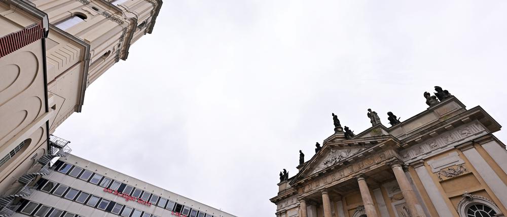 Wie weiter? Der Turm Garnisonkirche und das Künstlerhaus Rechenzentrum sind direkte Nachbarn.