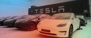 Fahrzeuge des Models 3 stehen vor der Tesla Fabrik in Shanghai. 
