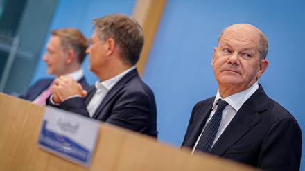 Da war die Stimmung schon angeschlagen: Bundeskanzler Olaf Scholz, Wirtschaftsminister Robert Habeck und Finanzminister Christian Lindner bei der Vorstellung des unfertigen Regierungsentwurfs im Juli. 