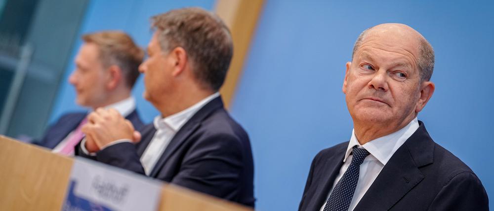 Da war die Stimmung schon angeschlagen: Bundeskanzler Olaf Scholz, Wirtschaftsminister Robert Habeck und Finanzminister Christian Lindner bei der Vorstellung des unfertigen Regierungsentwurfs im Juli. 