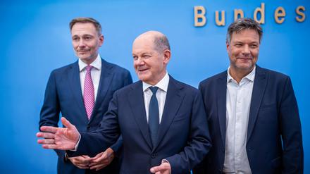 Gut gelaunt nach 80 Treffen: Finanzminister Christian Lindner, Bundeskanzler Olaf Scholz und Wirtschaftsminister Robert Habeck bei ihrer Pressekonferenz am Freitag.