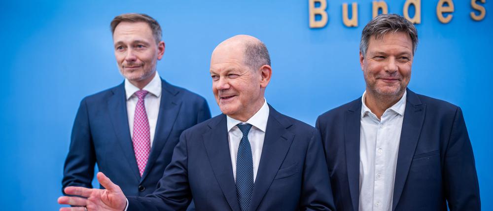 Gut gelaunt nach 80 Treffen: Finanzminister Christian Lindner, Bundeskanzler Olaf Scholz und Wirtschaftsminister Robert Habeck bei ihrer Pressekonferenz am Freitag.