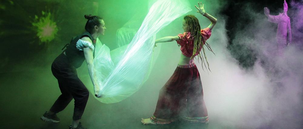 Unter Feuer. Szene aus dem deutsch-ukrainischen Theaterprojekt „Donezk.UA“ im TD Berlin.