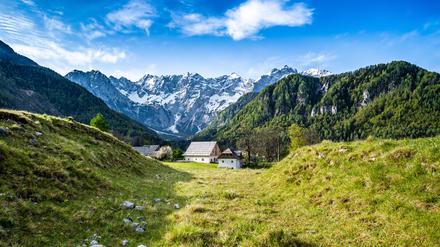 Die Šenkova Domačija in Jezersko mit den Steiner Alpen.