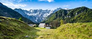 Die Šenkova Domačija in Jezersko mit den Steiner Alpen.