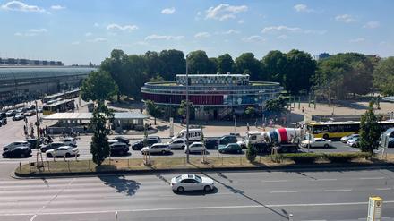 Geschäftshaus Ellipse Florida Eis vor dem Rathaus Spandau - Foto: André Görke