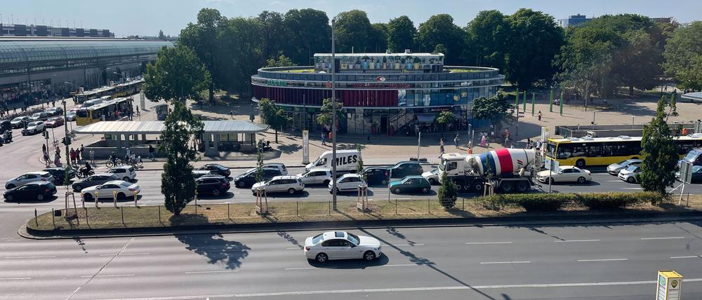 Blick aus dem Rathaussaal auf den mächtigen Altstädter Ring. Hinten das Geschäftshaus Ellipse, dessen Abriss diskutiert wird. Links befindet sich der Bahnhof an der Seegefelder Straße.