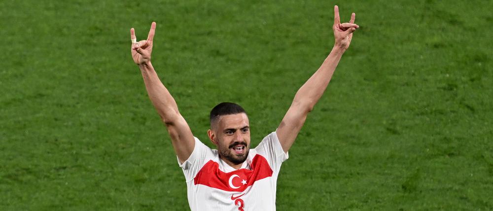 Merih Demiral von der Türkei (r) jubelt nach seinem zweiten Treffer mit Ferdi Kadioglu von der Türkei.