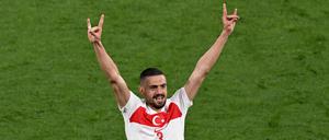 Merih Demiral von der Türkei (r) jubelt nach seinem zweiten Treffer mit Ferdi Kadioglu von der Türkei. 