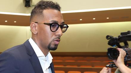 Jérôme Boateng, Fußball-Profi, betritt den Gerichtssaal im Landgericht München.