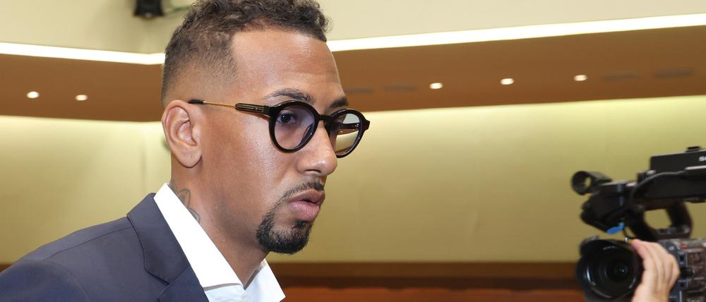 Jérôme Boateng, Fußball-Profi, betritt den Gerichtssaal im Landgericht München.