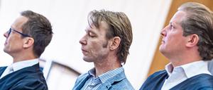 Der Angeklagte Christian B. (M) steht im Gerichtssaal im Landgericht Braunschweig zwischen seinen Verteidigern Holm Putzke (l) und Friedrich Fülscher (r). Christian B. werden drei Fälle schwerer Vergewaltigung und zwei Fälle des sexuellen Missbrauchs von Kindern in Portugal vorgeworfen.