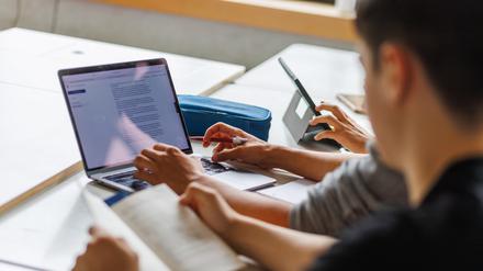 Im internationalen Vergleich der Digitalkompetenzen sind deutsche Achtklässler noch immer nur Mittelmaß. 