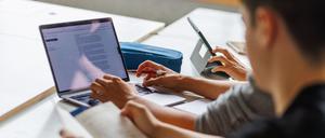 Im internationalen Vergleich der Digitalkompetenzen sind deutsche Achtklässler noch immer nur Mittelmaß. 