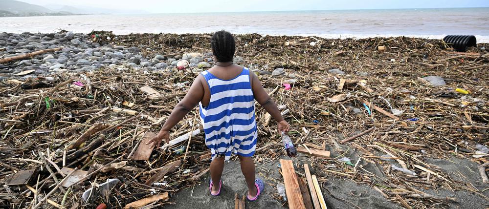 Eine Frau schaut auf Verwüstungen, die Hurrikan „Beryl“ angerichtet hat.