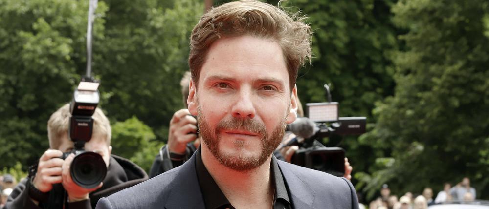 Daniel Brühl bekommt den Festival Presidents Award beim Tribute Screening des Kinofilms Nebenan / Next Door auf dem 58. Internationalen Filmfestival Karlovy Vary 2024 im Hotel Thermal. Karlsbad, 04.07.2024 *** Daniel Brühl receives the Festival Presidents Award at the tribute screening of the feature film Next Door at the 58 Karlovy Vary International Film Festival 2024 at the Hotel Thermal Karlovy Vary, 04 07 2024 Foto:xB.xThomasx/xFuturexImagex bruehl_4707