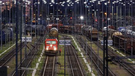 DB Cargo Lokomotive der Baureihe 185 im DB Cargo Rangierbahnhof Halle, Sachsen-Anhalt, Deutschland.